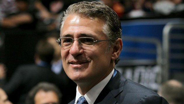 Bývalý útočník Ron Francis při draftu NHL v roce 2010 v Los Angeles. Bývalý útočník Ron Francis při draftu NHL v roce 2010 v Los Angeles.