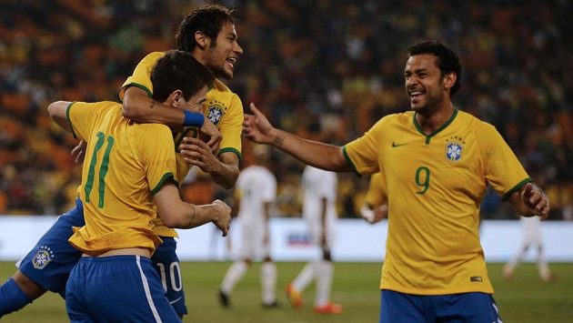 Brazilský fotbalový útočník Neymar (druhý zleva) slaví se spoluhráči Oscarem a Fredem (vpravo) gól v síti Jihoafrické republiky. Brazilský fotbalový útočník Neymar (druhý zleva) slaví se spoluhráči Oscarem a Fredem (vpravo) gól v síti Jihoafrické republiky.