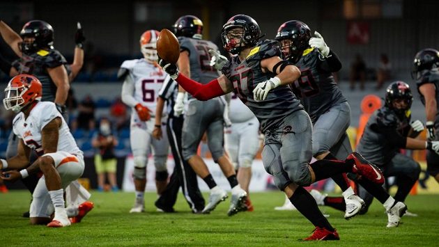 Linebacker Vysočina Gladiators Petr Kratochvíl se raduje z touchdownu při zápase s Prague Lions v základní části. V ní pokaždé zvítězil domácí tým. Linebacker Vysočina Gladiators Petr Kratochvíl se raduje z touchdownu při zápase s Prague Lions v základní části. V ní pokaždé zvítězil domácí tým.