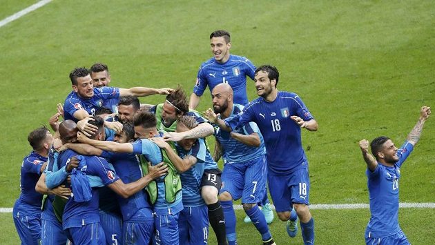 Fotbalisté Itálie se radují z postupu do čtvrtfinále ME. Fotbalisté Itálie se radují z postupu do čtvrtfinále ME.