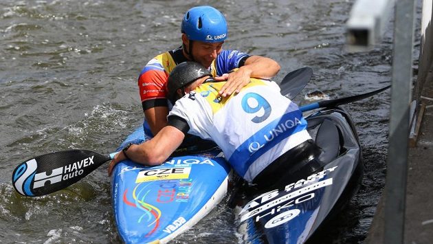 Jiří Prskavec (vlevo) gratuluje Vítu Přindišovi k triumfu v závodu SP v pražské Troji. Jiří Prskavec (vlevo) gratuluje Vítu Přindišovi k triumfu v závodu SP v pražské Troji.