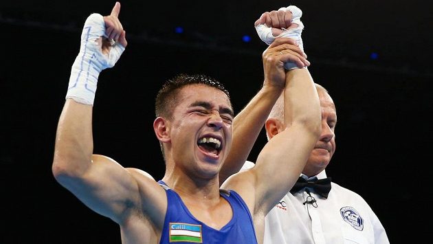 Boxer Hasanboj Dusmatov z Uzbekistánu se raduje ze zlata. Boxer Hasanboj Dusmatov z Uzbekistánu se raduje ze zlata.