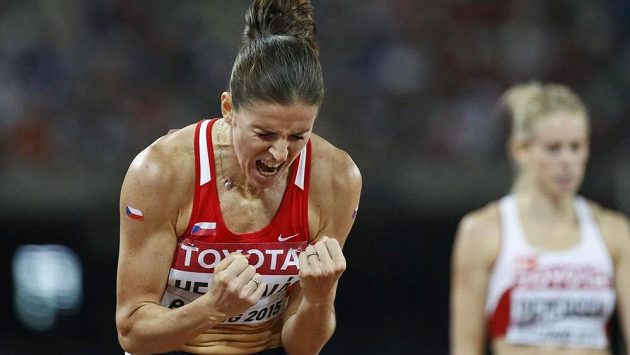 Gesto obří radosti. Zuzana Hejnová po triumfu na 400 m překážek při MS v Pekingu. Gesto obří radosti. Zuzana Hejnová po triumfu na 400 m překážek při MS v Pekingu.