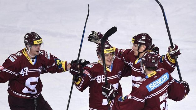 Hokejisté Sparty (zleva) Jan Buchtele, Miroslav Forman, Marek Ďaloga a Juraj Mikúš oslavují gól na 3:2 během utkání s Libercem. Hokejisté Sparty (zleva) Jan Buchtele, Miroslav Forman, Marek Ďaloga a Juraj Mikúš oslavují gól na 3:2 během utkání s Libercem.