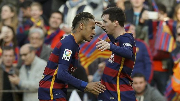 Úspěšný střelec Lionel Messi a jeho barcelonský spoluhráč Neymar (vlevo) se radují z vyrovnávací branky proti Atlétiku Madrid. Úspěšný střelec Lionel Messi a jeho barcelonský spoluhráč Neymar (vlevo) se radují z vyrovnávací branky proti Atlétiku Madrid.