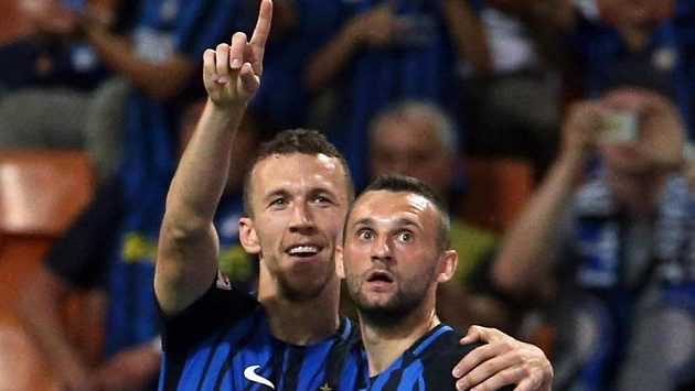 Ivan Perišič (vlevo) se spoluhráčem z Interu Marcelem Brozovičem. Ivan Perišič (vlevo) se spoluhráčem z Interu Marcelem Brozovičem.