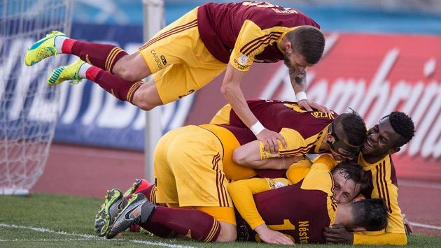 Fotbalisté Dukly Praha oslavují třetí gól do jablonecké sítě. Fotbalisté Dukly Praha oslavují třetí gól do jablonecké sítě.