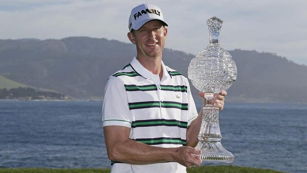 Americký golfista Vaughn Taylor s trofejí pro vítěze turnaje Pebble Beach Pro-Am. Americký golfista Vaughn Taylor s trofejí pro vítěze turnaje Pebble Beach Pro-Am.