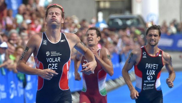 Jan Volár (vlevo) finišuje na 15. místě ve Světovém poháru v Karlových Varech. Jan Volár (vlevo) finišuje na 15. místě ve Světovém poháru v Karlových Varech.
