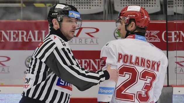 Rozhodčí odvádí Jiřího Polanského z Třince na trestnou lavici za faul na Marise Bičevskise z Hradce Králové. Polanský dostal trest 2+10 minut. Rozhodčí odvádí Jiřího Polanského z Třince na trestnou lavici za faul na Marise Bičevskise z Hradce Králové. Polanský dostal trest 2+10 minut.