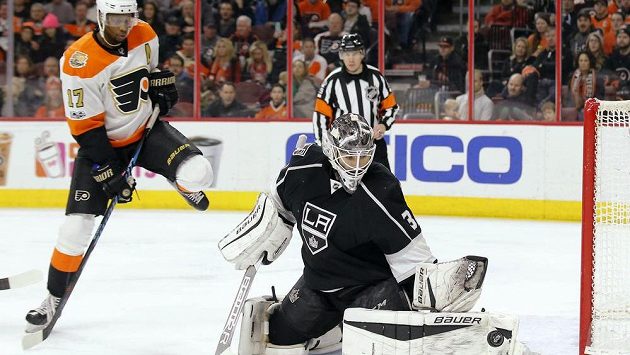 Slovenský brankář hokejistů Los Angeles Peter Budaj zasahuje před Waynem Simmondsem z Philadelphie. Slovenský brankář hokejistů Los Angeles Peter Budaj zasahuje před Waynem Simmondsem z Philadelphie.