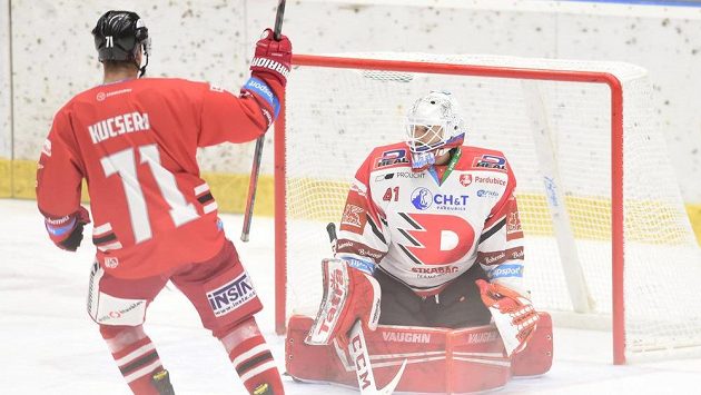 Lukáš Kucsera z Olomouce slaví gól, vpravo překonaný brankář Pardubic Pavel Kantor. Lukáš Kucsera z Olomouce slaví gól, vpravo překonaný brankář Pardubic Pavel Kantor.
