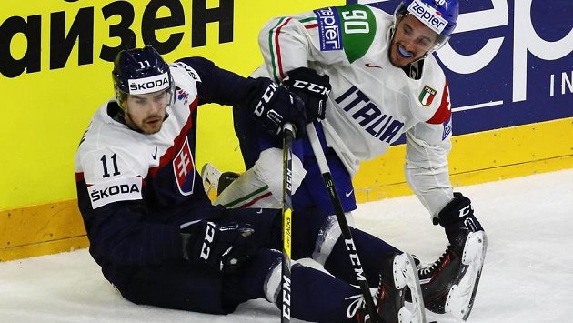 Slovenský zadák Peter Čerešňák (vlevo) v souboji s Tommasem Traversem z Itálie. Slovenský zadák Peter Čerešňák (vlevo) v souboji s Tommasem Traversem z Itálie.