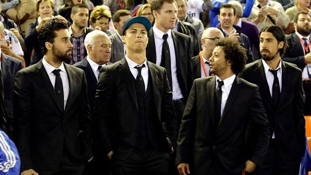 Ústřední postava Realu Madrid Cristiano Ronaldo (v čepici) a vpravo od něj jeho brazilský spoluhráč Marcelo. Ústřední postava Realu Madrid Cristiano Ronaldo (v čepici) a vpravo od něj jeho brazilský spoluhráč Marcelo.