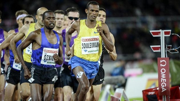 Jakub Holuša (vzadu zcela vpravo) během závodu na 1500 m na Diamantové lize ve Stockholmu. Vpředu je Ayanleh Souleiman z Džibutska, vlevo Ilham Tanui Özbilen z Turecka. Jakub Holuša (vzadu zcela vpravo) během závodu na 1500 m na Diamantové lize ve Stockholmu. Vpředu je Ayanleh Souleiman z Džibutska, vlevo Ilham Tanui Özbilen z Turecka.
