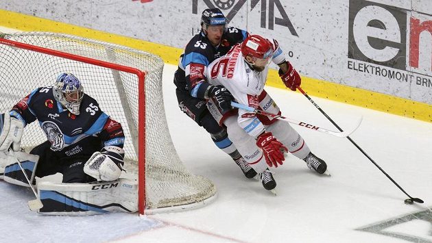 Brankář Liberce Roman Will, Jaroslav Vlach z Liberce, Tomáš Marcinko z Třince v akci během finále hokejové extraligy. Brankář Liberce Roman Will, Jaroslav Vlach z Liberce, Tomáš Marcinko z Třince v akci během finále hokejové extraligy.
