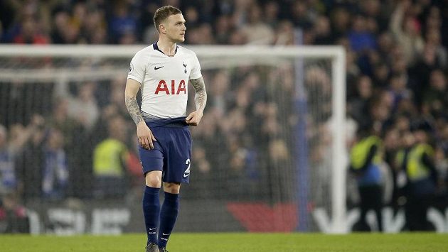 Kieran Trippier z Tottenhamu po gólu do vlastní sítě v zápasu proti Chelsea. Kieran Trippier z Tottenhamu po gólu do vlastní sítě v zápasu proti Chelsea.