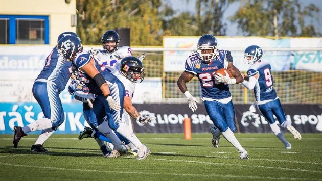 Čeští reprezentanti vstoupili do mistrovství Evropy v americkém fotbalu domácí porážkou s Francií 3:28. Čeští reprezentanti vstoupili do mistrovství Evropy v americkém fotbalu domácí porážkou s Francií 3:28.