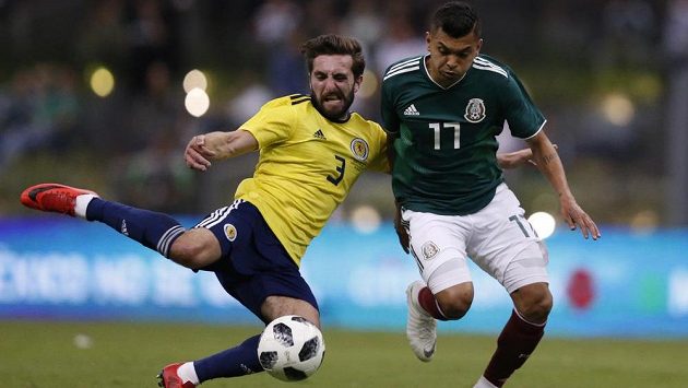 José Corona (vpravo) z Mexika v souboji s Graemem Shinniem v utkání se Skotskem. José Corona (vpravo) z Mexika v souboji s Graemem Shinniem v utkání se Skotskem.