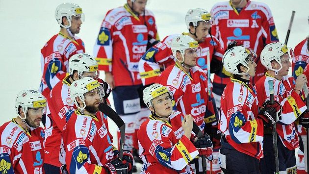 Zklamaní hokejisté Pardubic po prohře 1:5 v Liberci. Zklamaní hokejisté Pardubic po prohře 1:5 v Liberci.