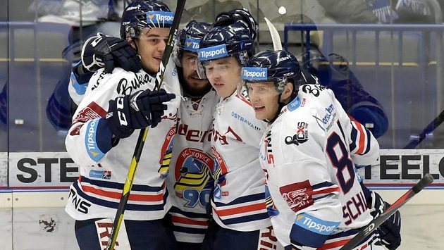Radost vítkovických hráčů z gólu. Zleva Daniel Krenželok, Šimon Stránský, Patrik Zdráhal a Jan Schleiss. Radost vítkovických hráčů z gólu. Zleva Daniel Krenželok, Šimon Stránský, Patrik Zdráhal a Jan Schleiss.