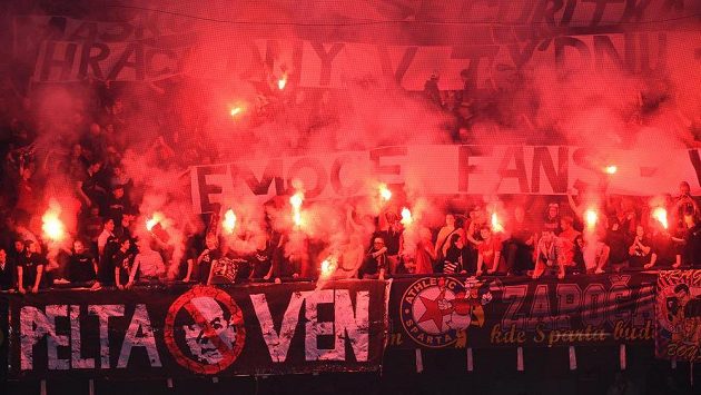 Fanoušci fotbalistů Sparty při utkání s Libercem křičeli "Pelta ven!" Fanoušci fotbalistů Sparty při utkání s Libercem křičeli "Pelta ven!"