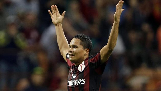 Carlos Bacca z AC Milán oslavuje trefu v ligovém duelu proti Palermu. Carlos Bacca z AC Milán oslavuje trefu v ligovém duelu proti Palermu.