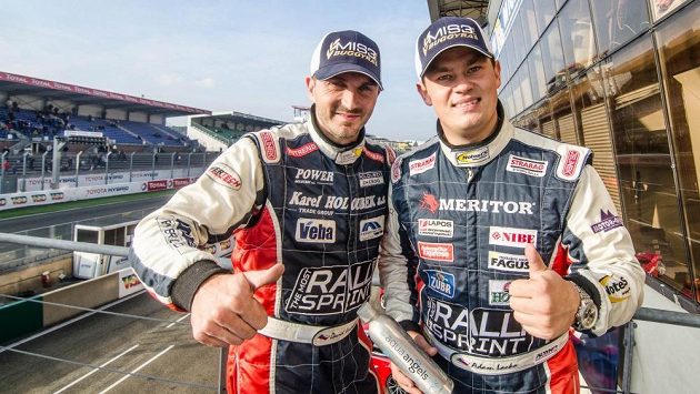 Adam Lacko (vpravo) a David Vršecký na okruhu v Le Mans. Lacko si ve Francii zajistil titul vicemistra Evropy a Buggyra vyhrála Pohár konstruktérů. Adam Lacko (vpravo) a David Vršecký na okruhu v Le Mans. Lacko si ve Francii zajistil titul vicemistra Evropy a Buggyra vyhrála Pohár konstruktérů.