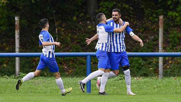 Chlumečtí fotbalisté Oliver Žahourek, Tomás Labík a Jakub Jarkovský oslavují gól v síti Bohemians během utkání 3. kola MOL Cupu. Chlumečtí fotbalisté Oliver Žahourek, Tomás Labík a Jakub Jarkovský oslavují gól v síti Bohemians během utkání 3. kola MOL Cupu.