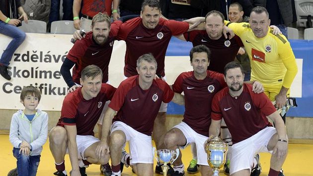 Vánoční turnaj fotbalových internacionálů. Na snímku vítězné mužstvo Sparty. Vánoční turnaj fotbalových internacionálů. Na snímku vítězné mužstvo Sparty.