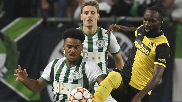 Fotbalista Ryan Mmaee (vlevo) v akci s Eliou Meschackem z Young Boys v utkání předkola Ligy mistrů. Fotbalista Ryan Mmaee (vlevo) v akci s Eliou Meschackem z Young Boys v utkání předkola Ligy mistrů.