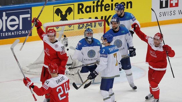 Hokejisté Dánska (v červeném) se radují z branky v zápae proti Kazachstánu. Hokejisté Dánska (v červeném) se radují z branky v zápae proti Kazachstánu.