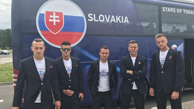 Mladí slovenští fotbalisté před autobusem s nesprávným znakem. Mladí slovenští fotbalisté před autobusem s nesprávným znakem.