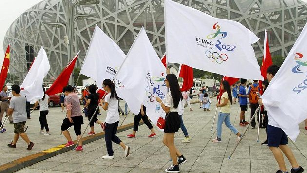 Před stadiónem Ptačí hnízdo prošel pochod na podporu kandidatury Pekingu na zimní olympiádu 2022. Před stadiónem Ptačí hnízdo prošel pochod na podporu kandidatury Pekingu na zimní olympiádu 2022.