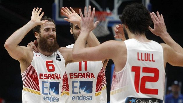 Basketbalisté Španělska (zleva) Sergio Rodriguez, Fernando San Emeterio a Sergio Llull ve finále MS. Basketbalisté Španělska (zleva) Sergio Rodriguez, Fernando San Emeterio a Sergio Llull ve finále MS.