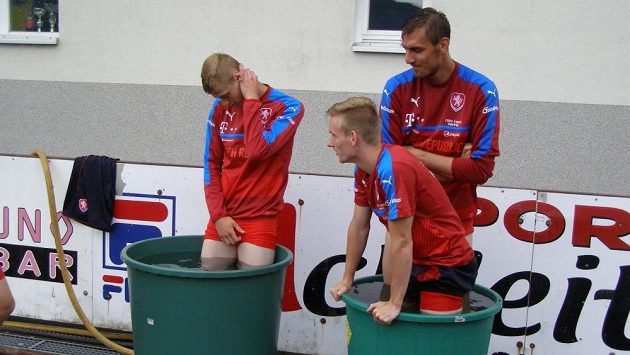 Čeští fotbaloví reprezentanti do jednadvaceti let v ledové lázni po tréninku na soustředění v rakouském Zell am See. Zleva Filip Panák, Petr Ševčík a Tomáš Chorý. Čeští fotbaloví reprezentanti do jednadvaceti let v ledové lázni po tréninku na soustředění v rakouském Zell am See. Zleva Filip Panák, Petr Ševčík a Tomáš Chorý.