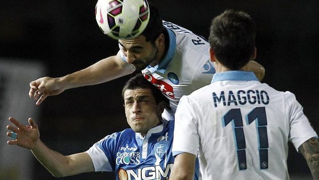 Raúl Albiol z Neapole hlavičkuje míč před Manuelem Pucciarellim z Empoli. Přihlíží Christian Maggio. Raúl Albiol z Neapole hlavičkuje míč před Manuelem Pucciarellim z Empoli. Přihlíží Christian Maggio.