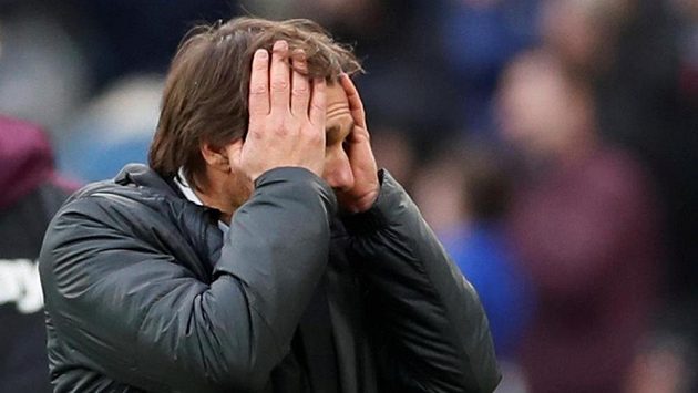 Kouč Chelsea Antonio Conte během porážky v derby od West Hamu. Kouč Chelsea Antonio Conte během porážky v derby od West Hamu.