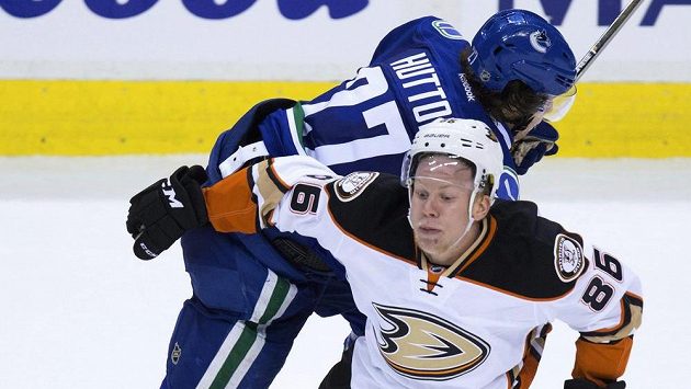 Ondřej Kaše z Anaheimu v souboji s Benem Huttonem z Vancouveru. Ondřej Kaše z Anaheimu v souboji s Benem Huttonem z Vancouveru.