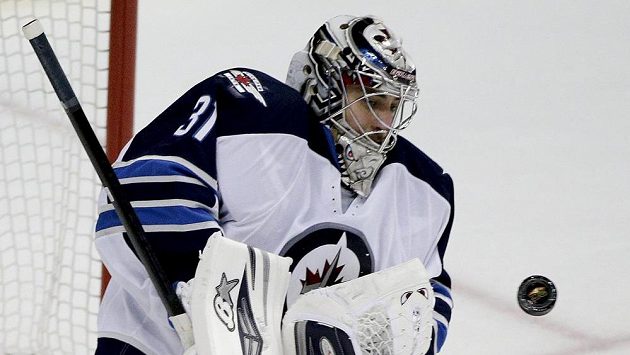 Brankář Winnipegu Ondřej Pavelec zkusí dlouhý let zaspat. Brankář Winnipegu Ondřej Pavelec zkusí dlouhý let zaspat.