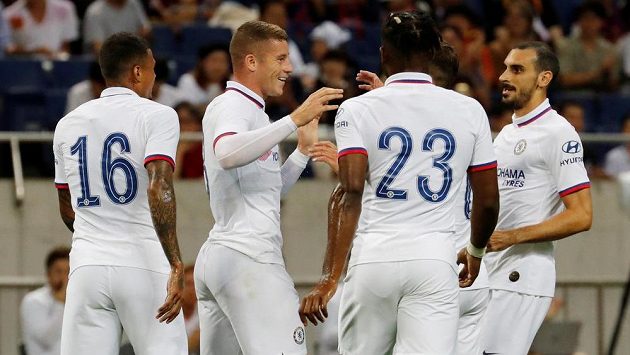Fotbalisté Chelsea se radují během přípravného utkání s Barcelonou. Fotbalisté Chelsea se radují během přípravného utkání s Barcelonou.