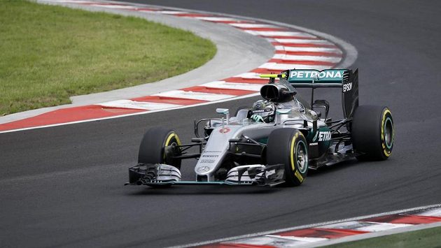 Pilot stáje Mercedes Nico Rosberg z Německa na trati v maďarském Hungaroringu. Pilot stáje Mercedes Nico Rosberg z Německa na trati v maďarském Hungaroringu.