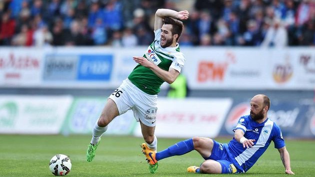 Střelec druhé jablonecké branky záložník Martin Pospíšil (vlevo) a obránce Liberce Miloš Karišik v Podještědském derby Střelec druhé jablonecké branky záložník Martin Pospíšil (vlevo) a obránce Liberce Miloš Karišik v Podještědském derby