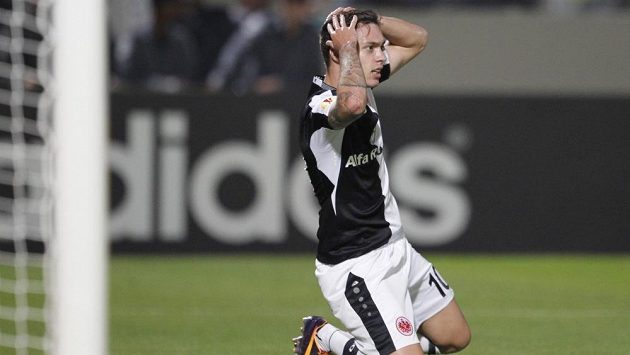 Václav Kadlec v dresu Frankfurtu se chytá za hlavu po promqrněné šanci proti Maccabi Tel Aviv. Václav Kadlec v dresu Frankfurtu se chytá za hlavu po promqrněné šanci proti Maccabi Tel Aviv.