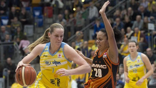 Alena Hanušová z USK Praha a Kristi Toliverová z Jekatěrinburgu při posledním zápase skupiny Evropské ligy. Alena Hanušová z USK Praha a Kristi Toliverová z Jekatěrinburgu při posledním zápase skupiny Evropské ligy.