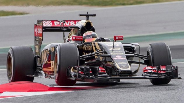 Pastor Maldonado s vozem Lotus při testech v Barceloně. Pastor Maldonado s vozem Lotus při testech v Barceloně.