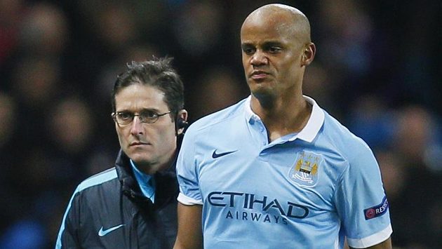 Zraněný kapitán Manchesteru City Vincent Kompany opouští trávník během odvety osmifinále Ligy mistrů proti Dynamu Kyjev. Zraněný kapitán Manchesteru City Vincent Kompany opouští trávník během odvety osmifinále Ligy mistrů proti Dynamu Kyjev.