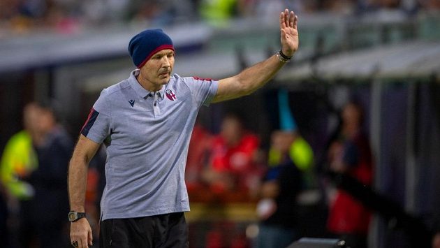 Nemocný kouč Boloni Siniša Mihajlovič vedl svůj tým na začátku sezony ve dvou zápasech přímo na hřišti. Nemocný kouč Boloni Siniša Mihajlovič vedl svůj tým na začátku sezony ve dvou zápasech přímo na hřišti.