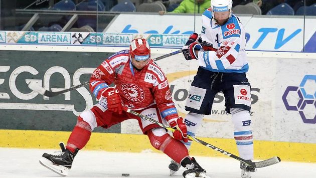Chomutovský hráč Ivan Huml a Cory Kane z Třince (vlevo). Chomutovský hráč Ivan Huml a Cory Kane z Třince (vlevo).