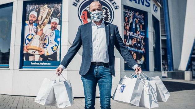Skvělý nápad. Plzeňští Indiáni darovali nemocnici stovky roušek. Skvělý nápad. Plzeňští Indiáni darovali nemocnici stovky roušek.